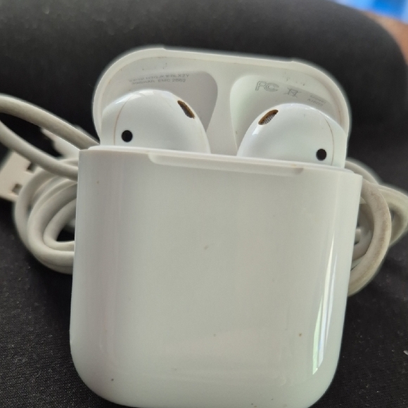 Apple Wireless Earbuds 2nd Generation - Picture 3 of 4